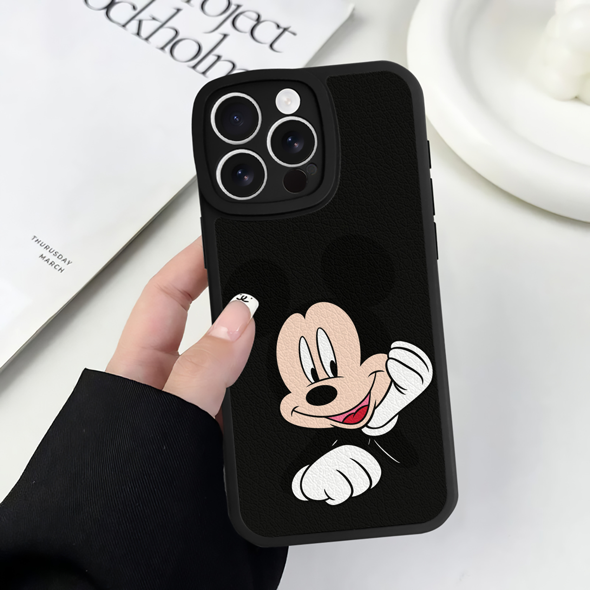 （画像用） ミッキーマウス Mickey Mouse 【iPhone 16シリーズ対応】シリコンスマホケース（レザー調） 材質：シリコン